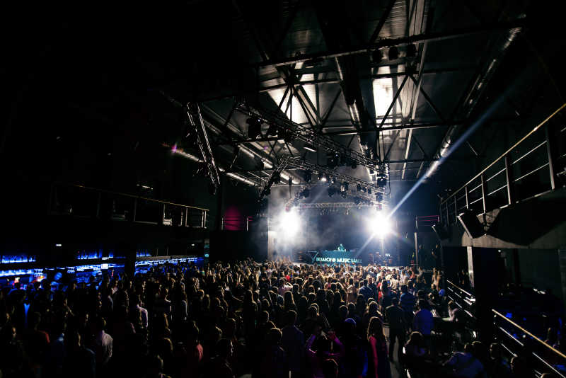 舞台聚光灯下观看表演的观众