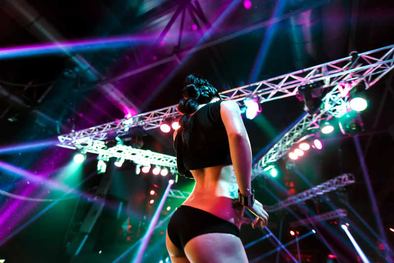 性感的舞者正在灯光下跳舞