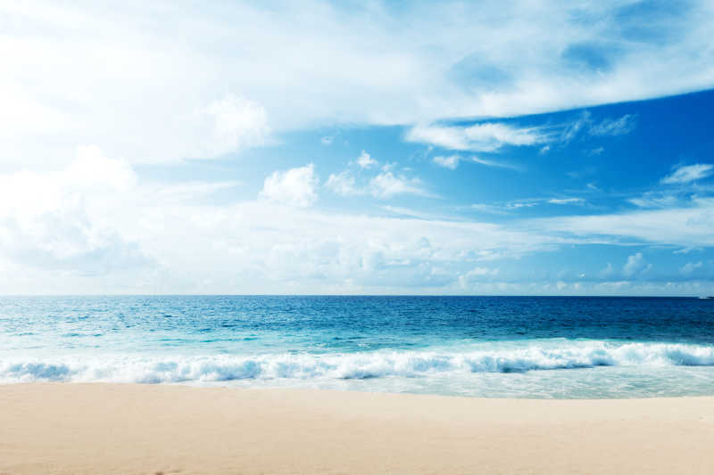蓝天白云和迷人的热带海滩