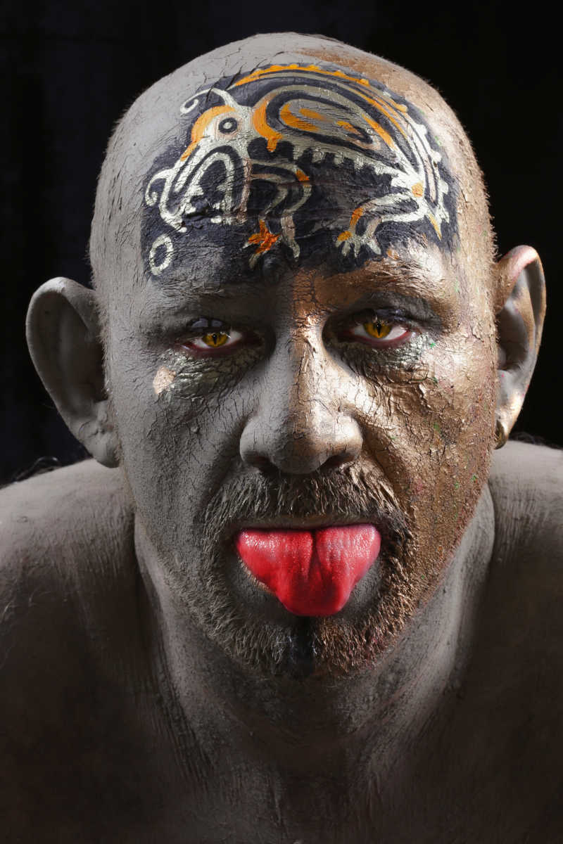 艺术图案的秃头男人的红色舌头