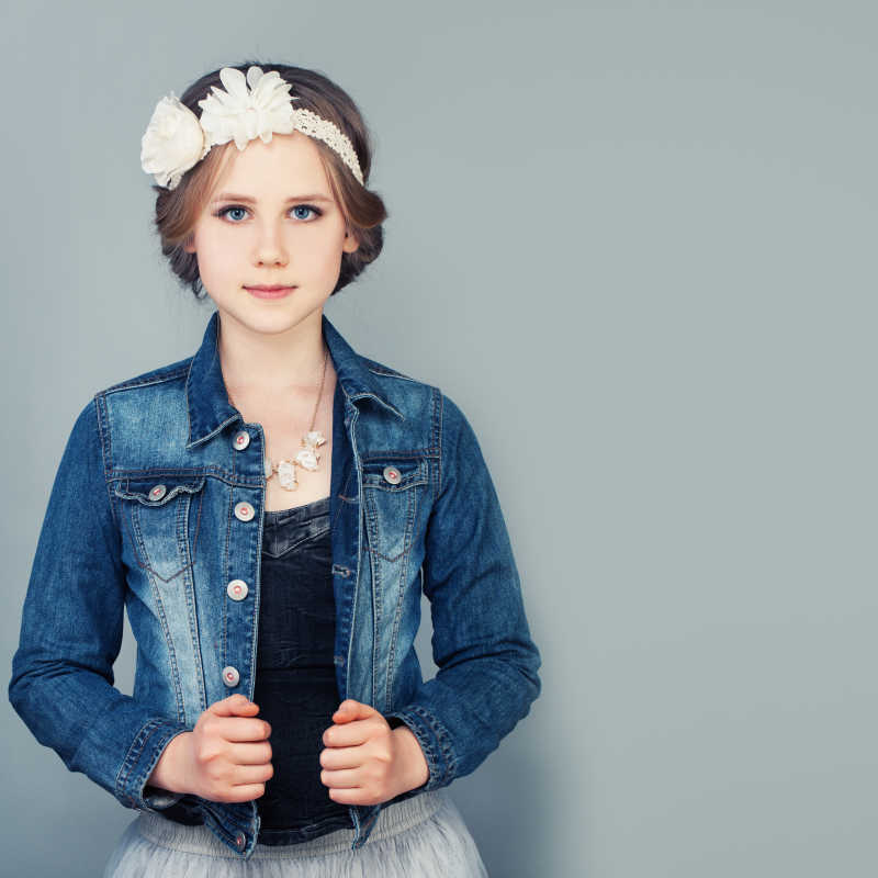 浅蓝色背景下的漂亮女孩