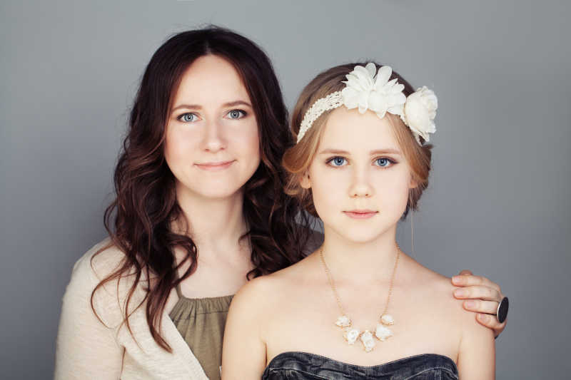 母亲与女儿微笑着