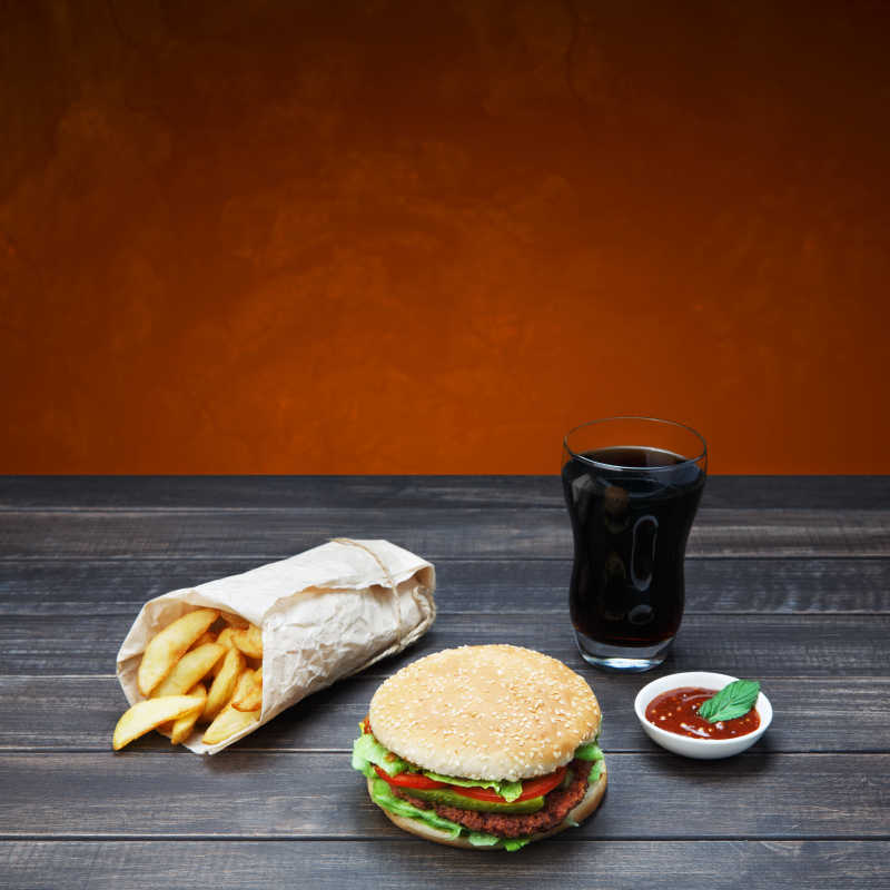 木制木桌上的汉堡包套餐