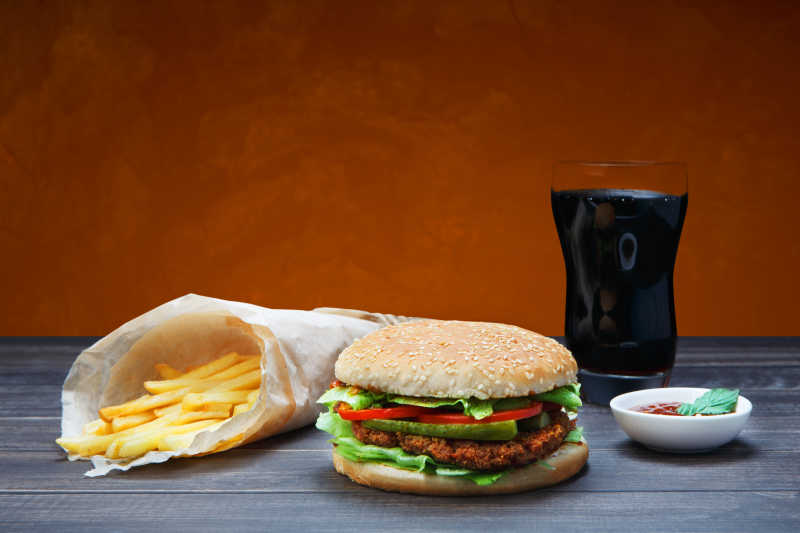 木制桌上的汉堡套餐