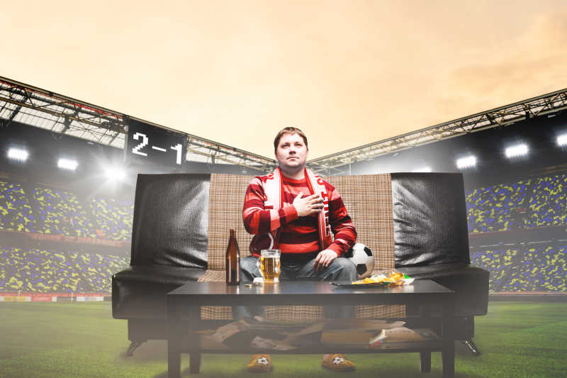 球场沙发休息的球迷