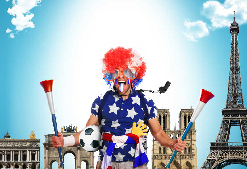 拿着两个小喇叭的足球迷