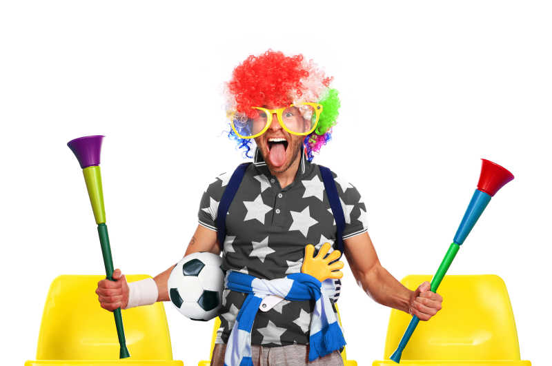 戴着有色假发的球迷