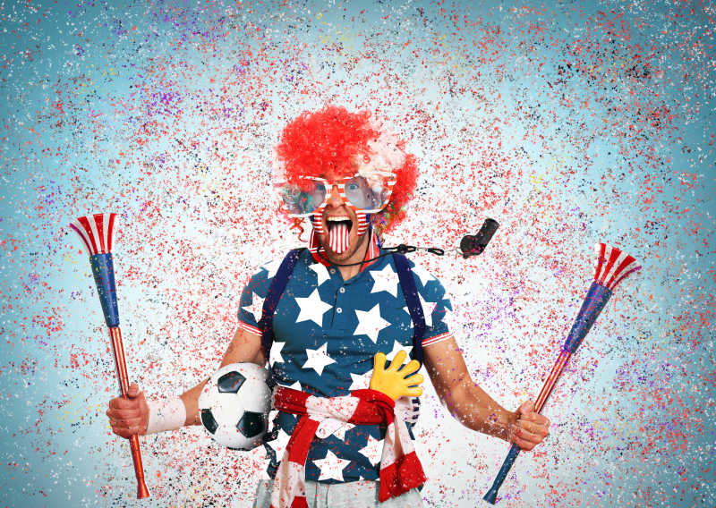 迷戴着红色假发的美国球迷