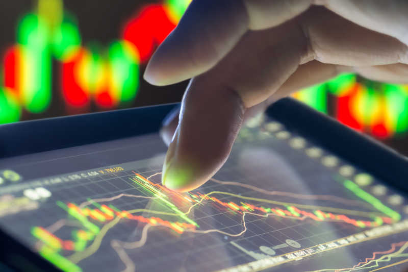 商人查看显示器上的股票市场数据