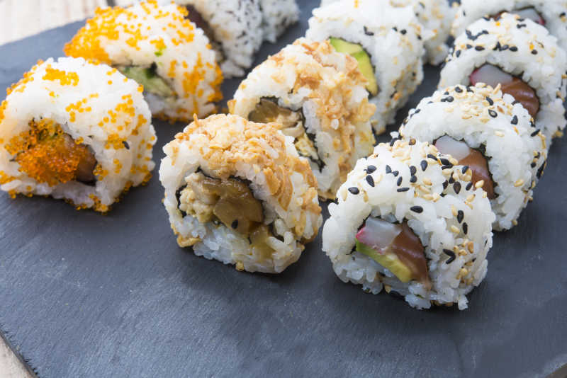 石板平台上的寿司卷