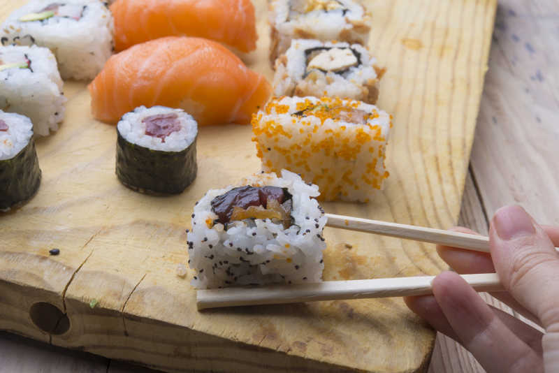 厨房里的自制寿司卷