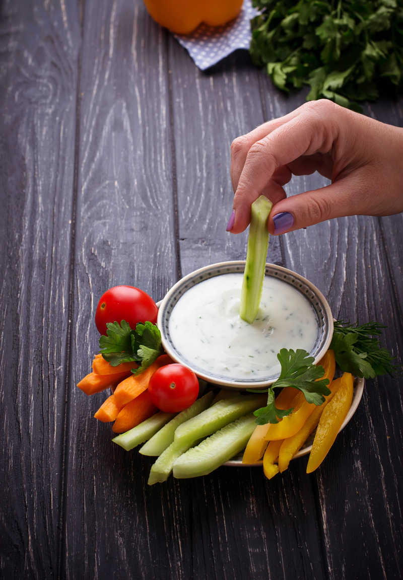新鲜蔬菜棒和酸奶酱