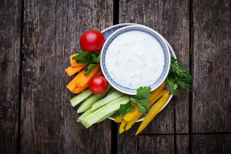 新鲜蔬菜棒和酸奶蘸酱