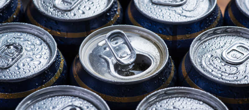 带露珠的冰镇罐装啤酒