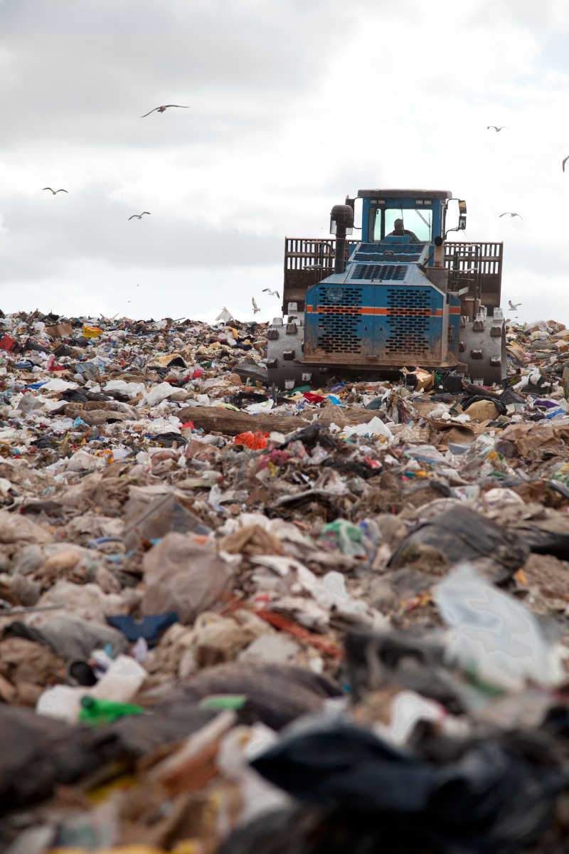 垃圾填埋场的自卸车