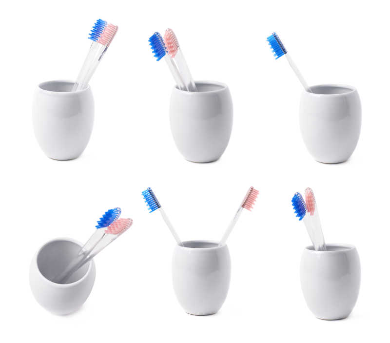 两牙刷在一个白色的陶瓷杯的六种不同的摆放