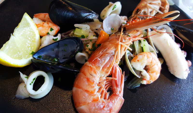 黑色锅里烹制美味的龙虾