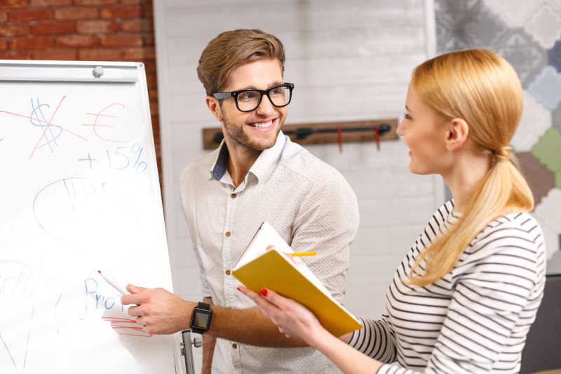 两位团队成员正在工作