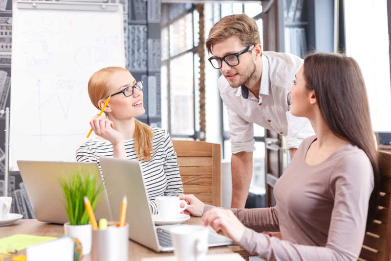 在商量工作的团队同事