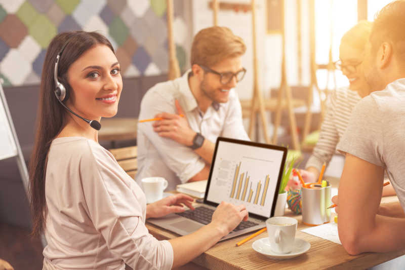 团队里的美女操作员