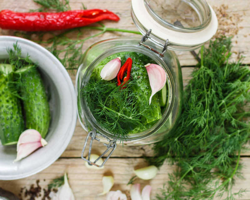 木制的桌子的新鲜黄瓜腌制食材