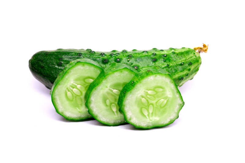 白背景中新鲜黄瓜和切片