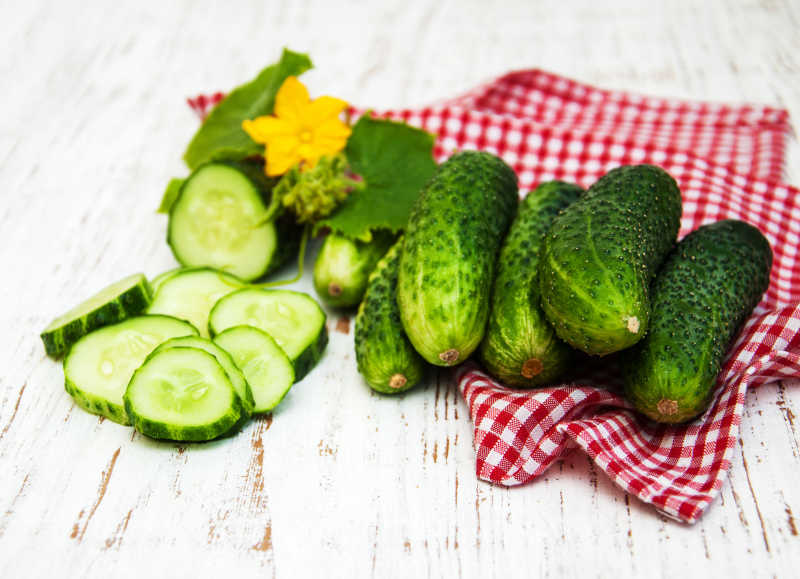 木制桌上的新鲜黄瓜