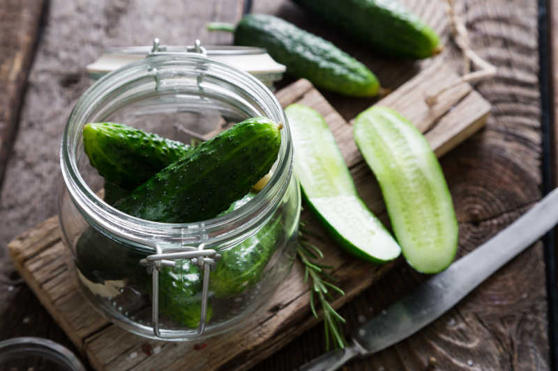 罐头瓶中的新鲜黄瓜和黄瓜腌制