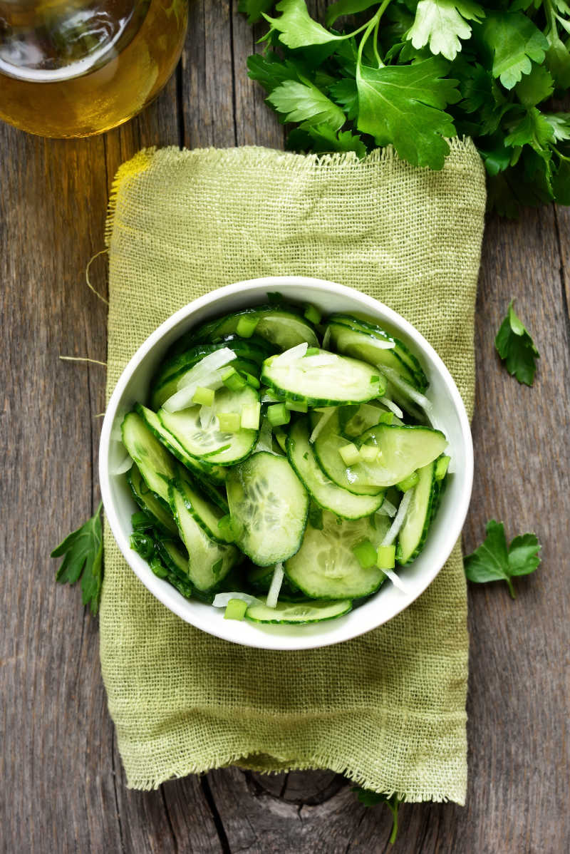 俯瞰新鲜黄瓜沙拉