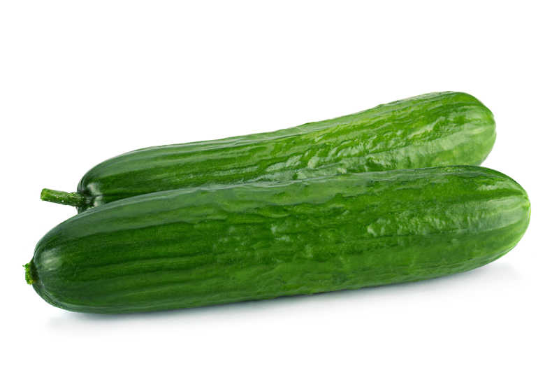 白色隔离中两个新鲜黄瓜