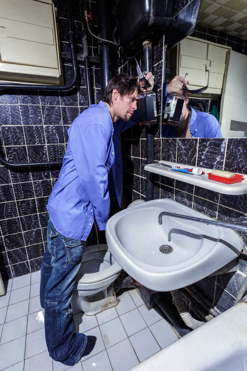 站在卫生间的拿着酒瓶的醉汉