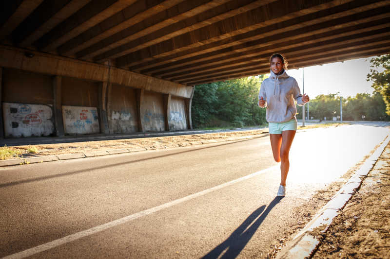 慢跑的女跑步者