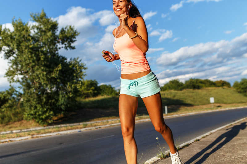 道路上慢跑的女孩
