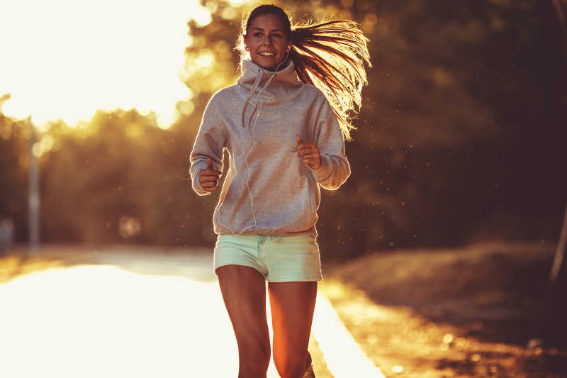 夕阳下奔跑的女孩