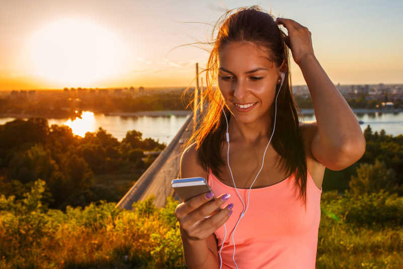 跑上山顶的女孩