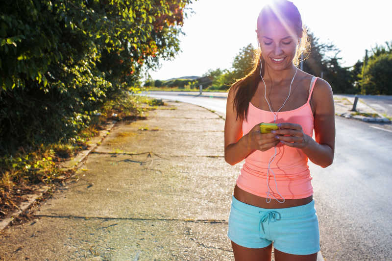 跑步听歌的女运动员