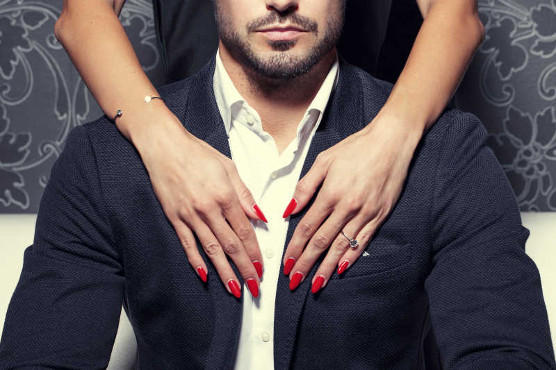 性感女人手拥抱有钱男子