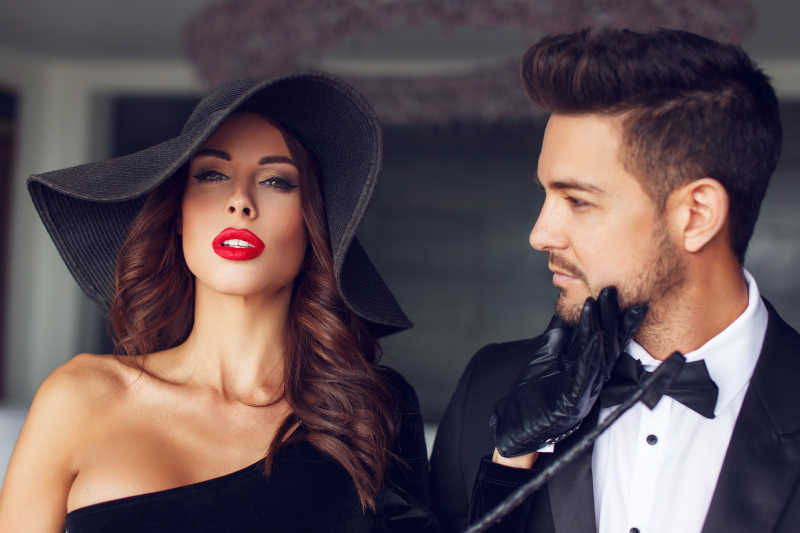 身着燕尾服的年轻恋人