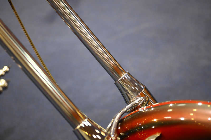 灰色背景下的发亮的摩托车前悬架零件