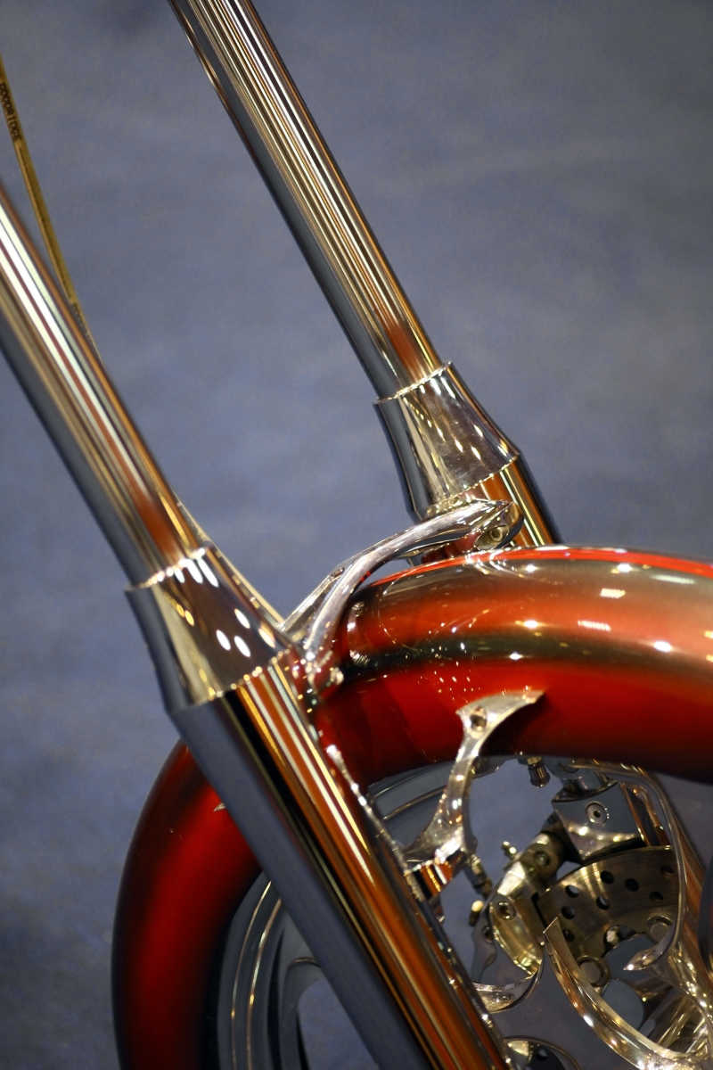 灰色背景下红色的摩托车前悬架