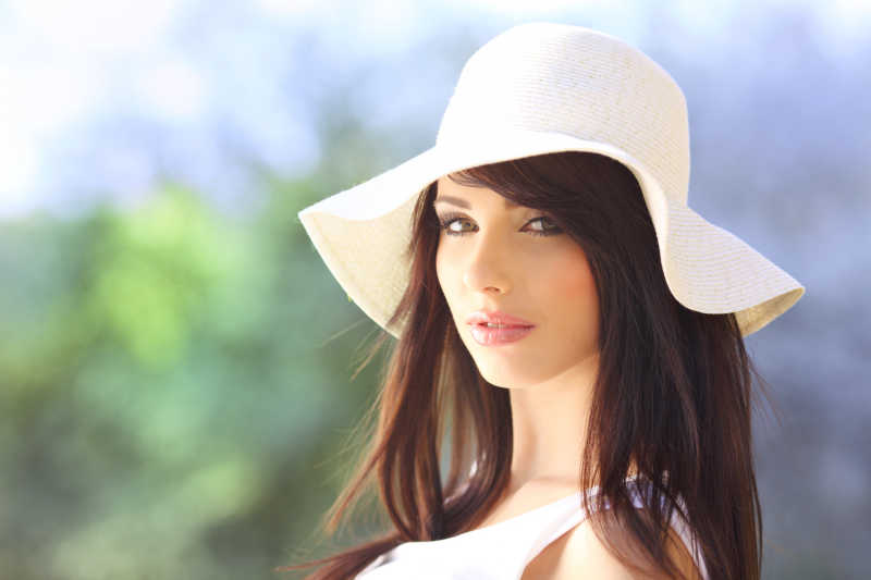 带着白色帽子的美女