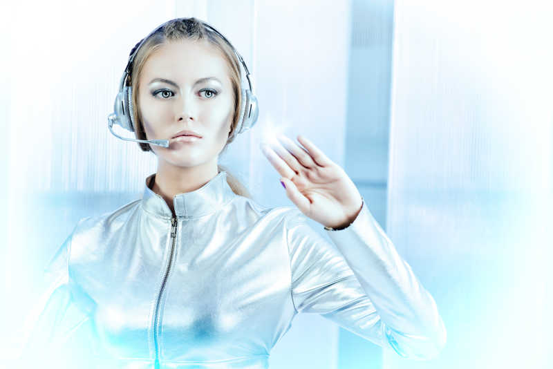 银色乳胶服装戴着耳麦在工作