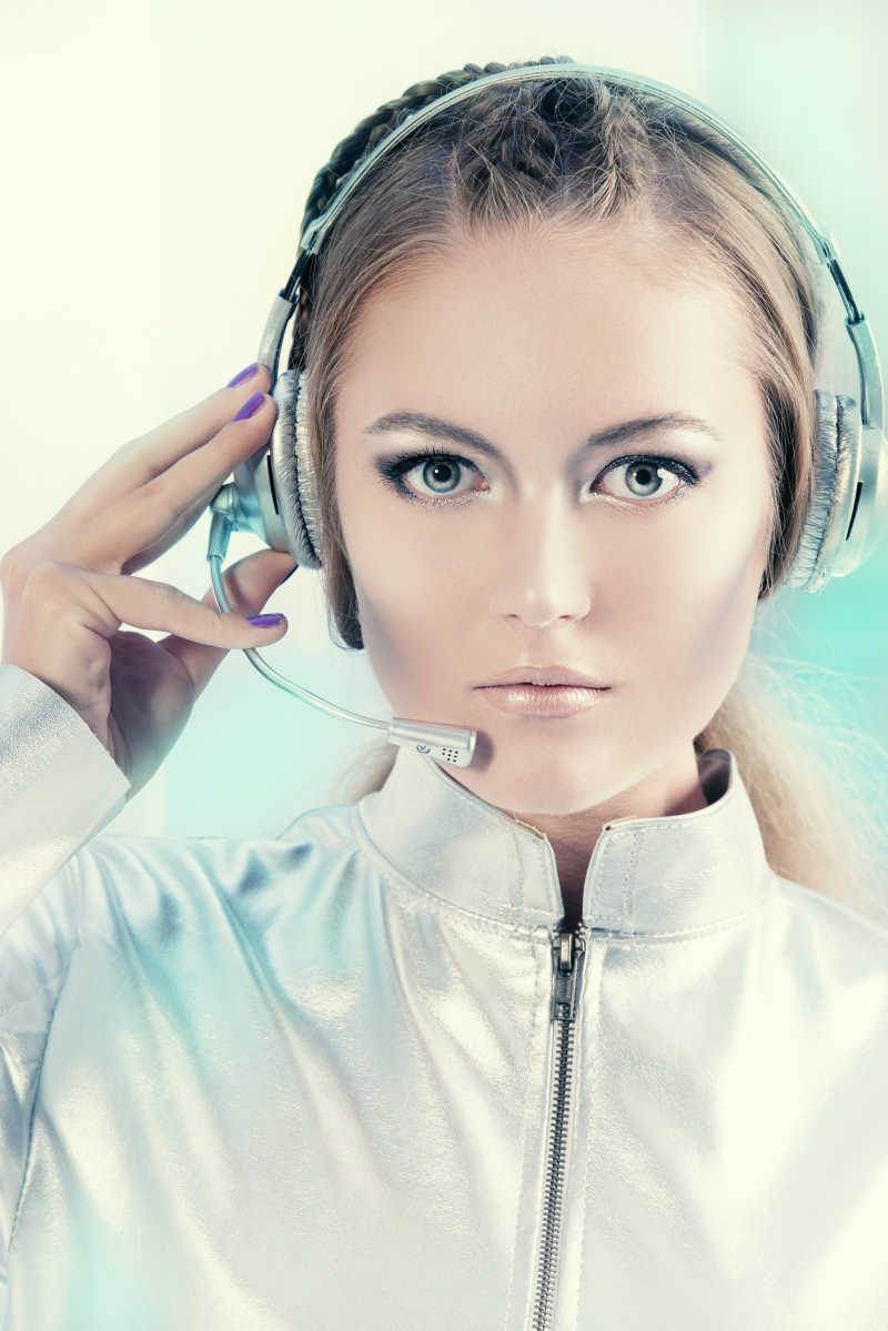 戴着耳机的未来式女孩