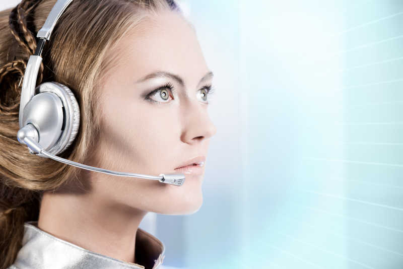 银色乳胶服装女子戴耳机在工作