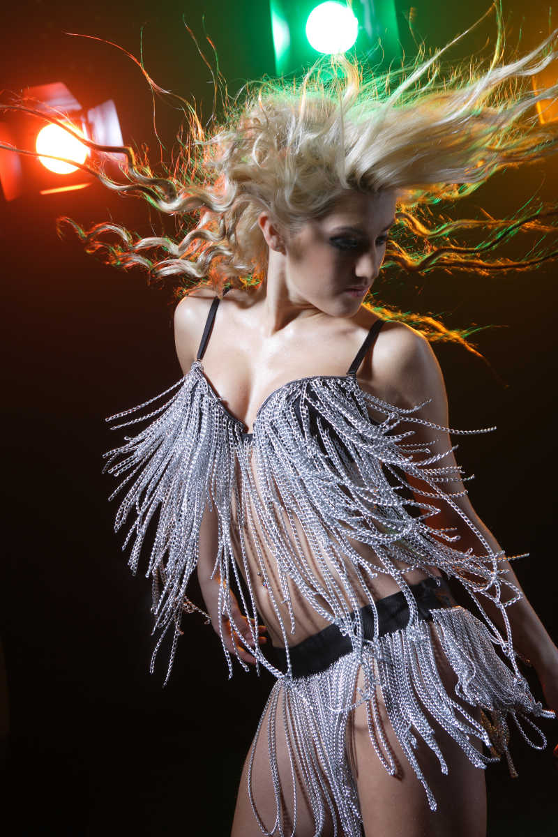 舞台灯光下的疯狂舞者