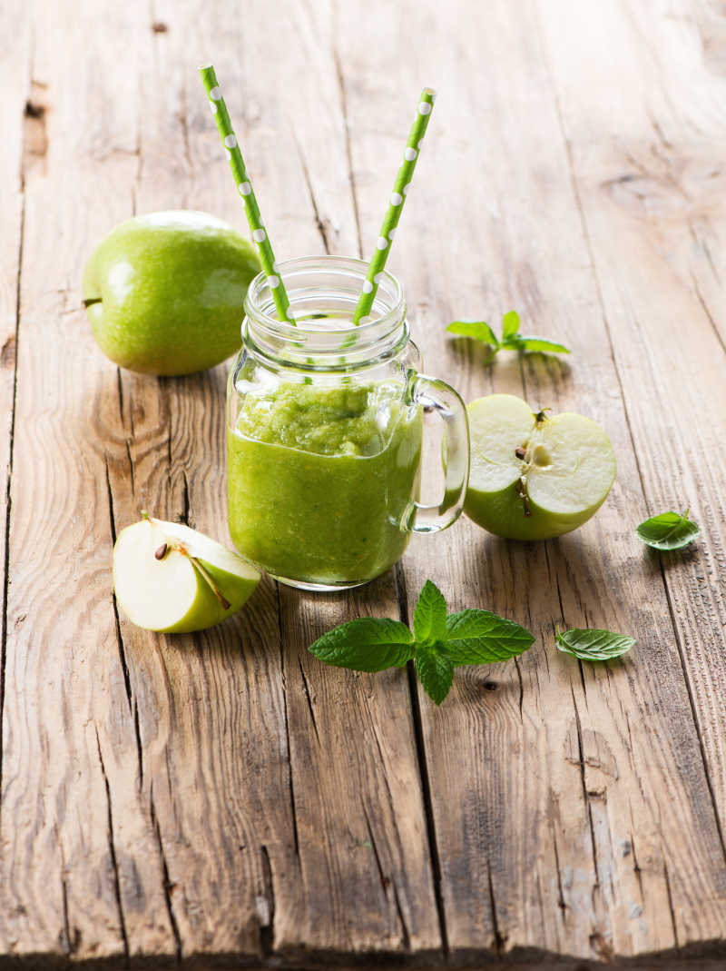 新鲜的自制青苹果冰沙