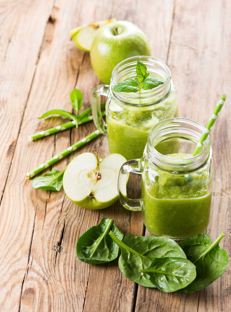 木桌上的苹果菠菜泥