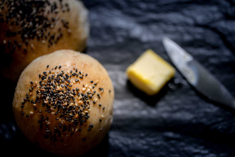 撒上芝麻的面包