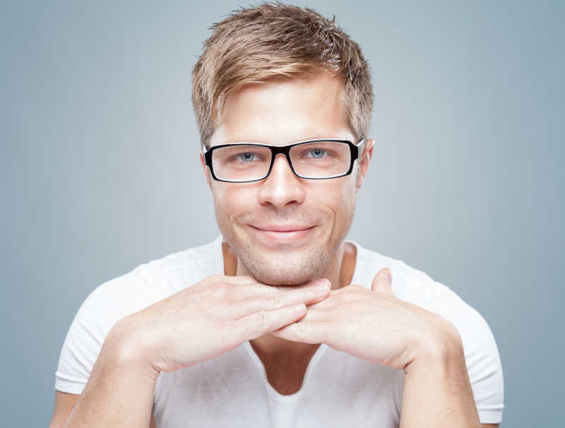 戴近视眼镜的微笑帅哥