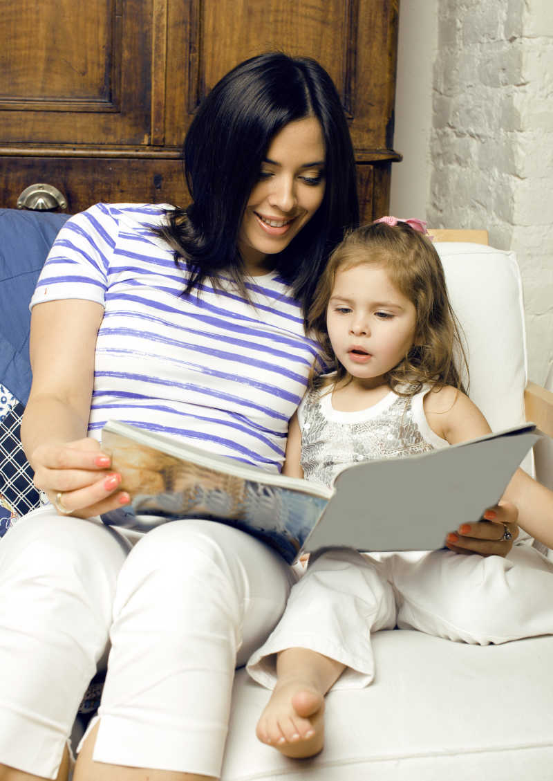 妈妈在跟女儿讲故事